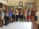 Kunjungan dari Bapak Kapolsek Singaraja dalam rangka menjaga ketertiban dan keamanan di Wilayah Kelurahan Kampung Anyar