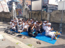 Persembahyangan bersama di Padmasana Kantor Lurah Kampung Anyar